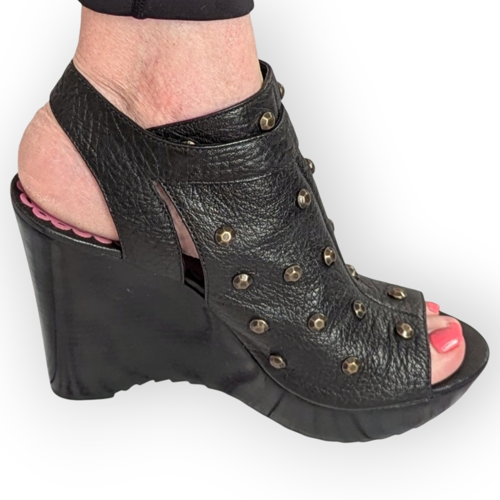 Juicy Couture NWOB 7M Wheeler Open Toe Wedge Heel Sandals Black Soft Leather